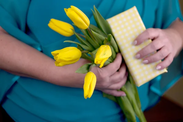 Tulipanes amarillos en las manos de la hembra —  Fotos de Stock