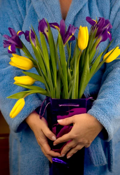 Kvinna med en bukett tulpaner och Iris — Stockfoto
