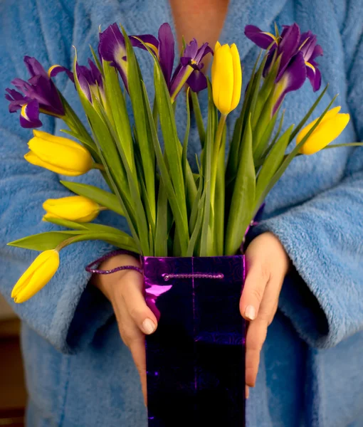Donna che tiene un bouquet nella confezione — Foto Stock