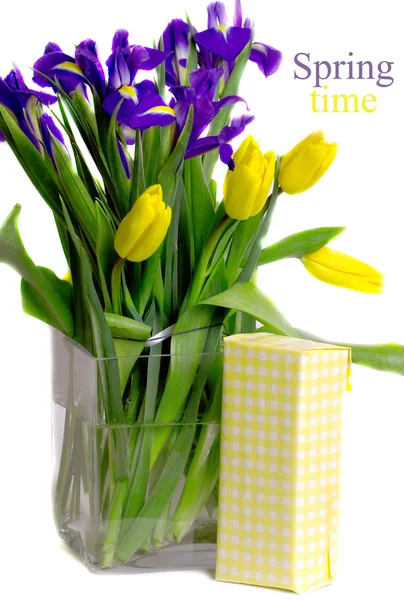 Квадратная ваза весенних цветов и подарков — стоковое фото