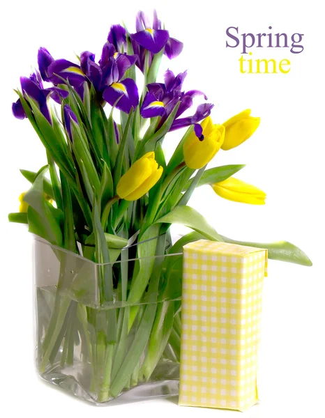 Tulipanes e iris en un jarrón cerca del regalo —  Fotos de Stock