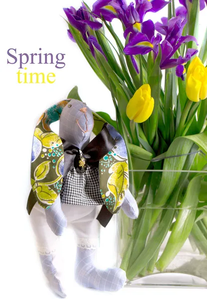Coniglio vicino a un mazzo di fiori di primavera — Foto Stock