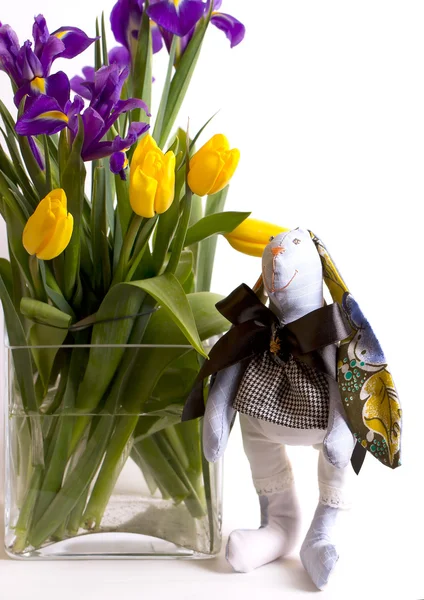 El conejo cerca del ramo - los tulipanes y los iris —  Fotos de Stock