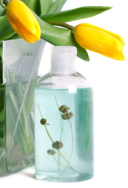 Бутылочное мыло и вереск с желтыми тюльпанами — стоковое фото