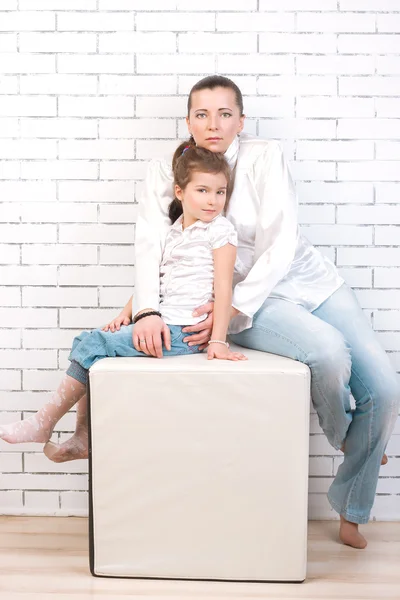 Mom and daughter in the same clothes — Stock Photo, Image