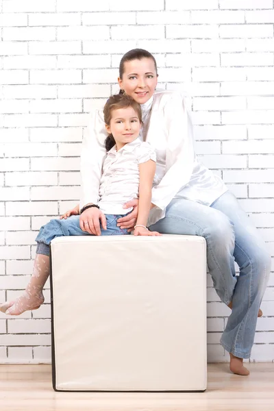 Mamma och dotter i en liknande klänning — Stockfoto