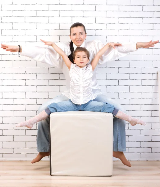 Mamá y su hija levantaron las manos — Foto de Stock