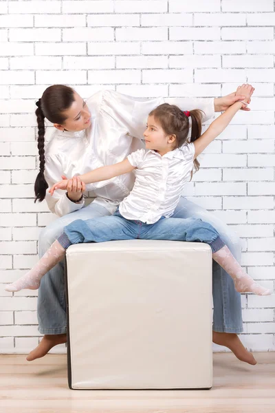 Мама и дочь в джинсах, белых рубашках — стоковое фото