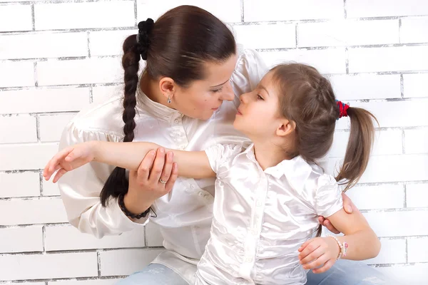 Mum gently kisses his daughter — Stock Photo, Image