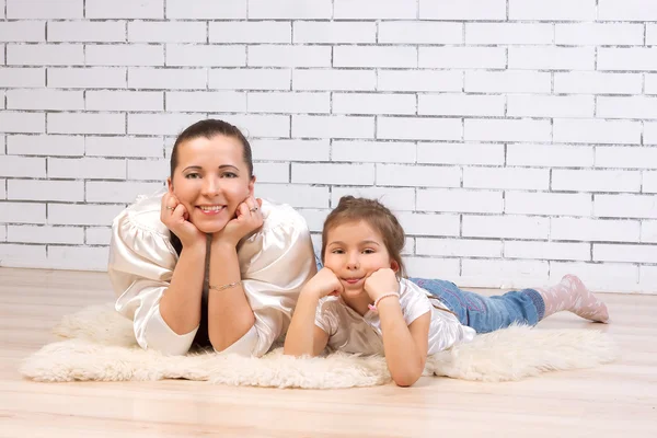 Mutter und 5-jährige Tochter liegen auf dem Boden — Stockfoto