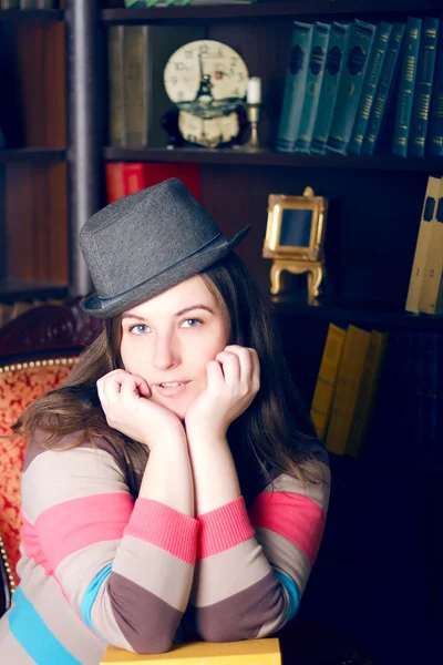 Chica en un suéter a rayas y sombrero —  Fotos de Stock