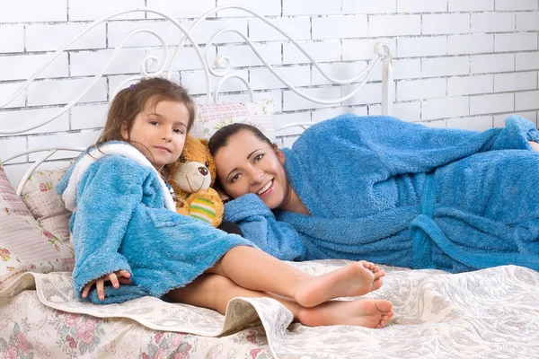 Mutter und fünfjährige Tochter tragen Roben — Stockfoto