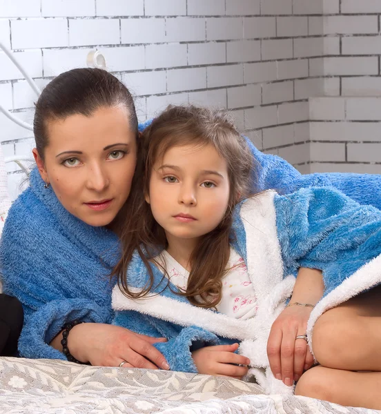 Madre e hija están en la misma túnica azul — Foto de Stock