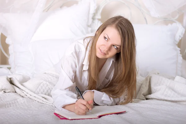 Mädchen schreibt Tagebuch — Stockfoto