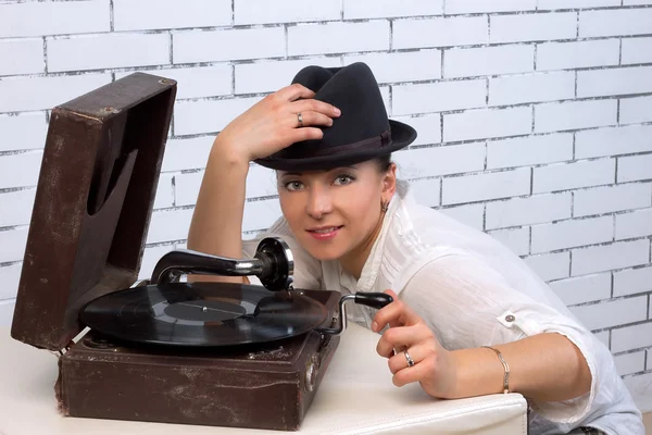 Frau mit Hut neben dem Grammophon — Stockfoto