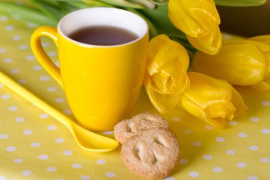 Sarı bardak çay ve bisküvi