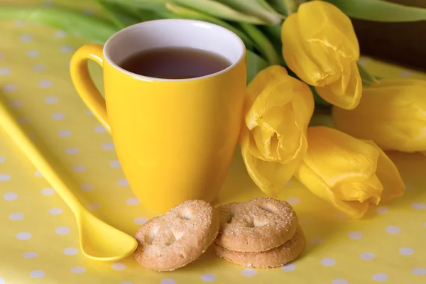 Taza amarilla de té —  Fotos de Stock