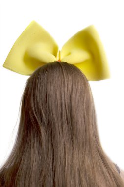 Kızın kafası yay ile