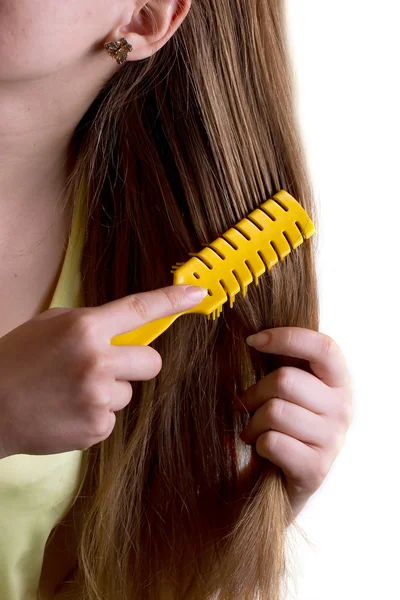 Mulher penteando seu pente de cabelo — Fotografia de Stock