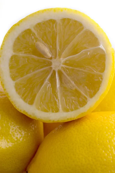 Un limón en un corte por tanto — Foto de Stock