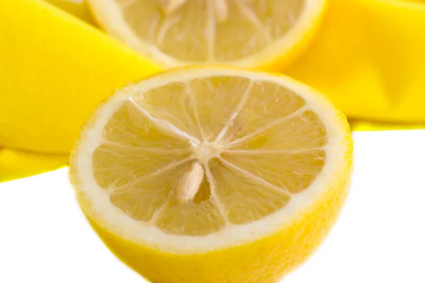 Mitades amarillas de limón en una servilleta — Foto de Stock