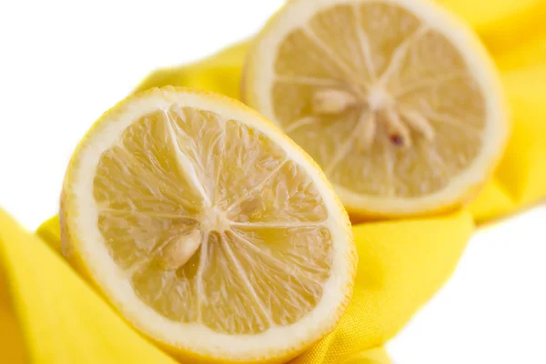 Dos mitades de limón sobre tela amarilla — Foto de Stock