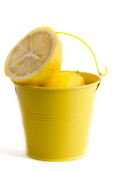 Lemons are in a yellow bucket — Stock Photo, Image