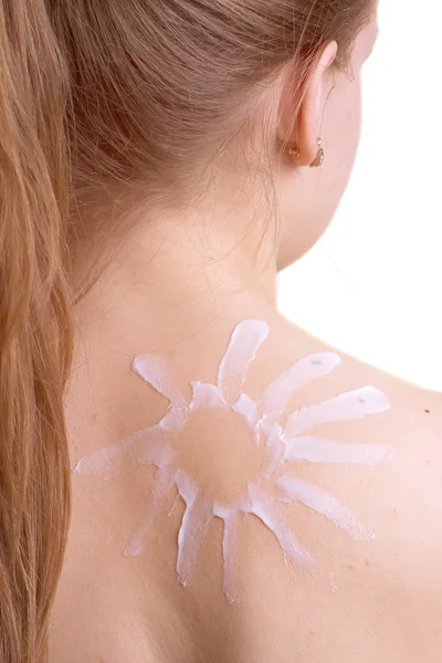Солнцезащитный крем на плече девушки — стоковое фото