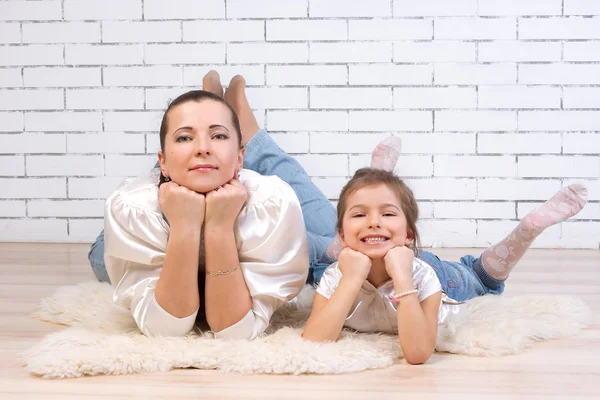 Mãe com 5 anos filha deitada no chão — Fotografia de Stock