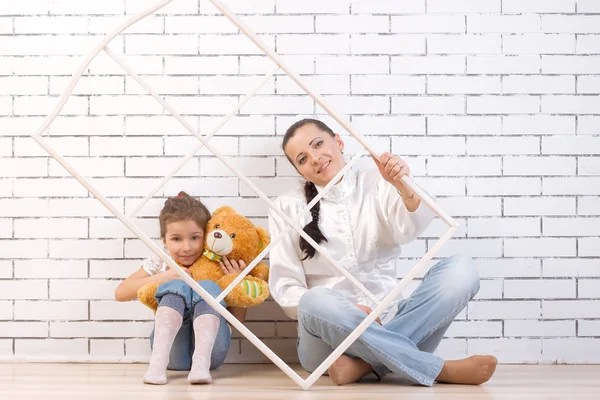 Mãe e filha de 5 anos, segurando um brinquedo — Fotografia de Stock