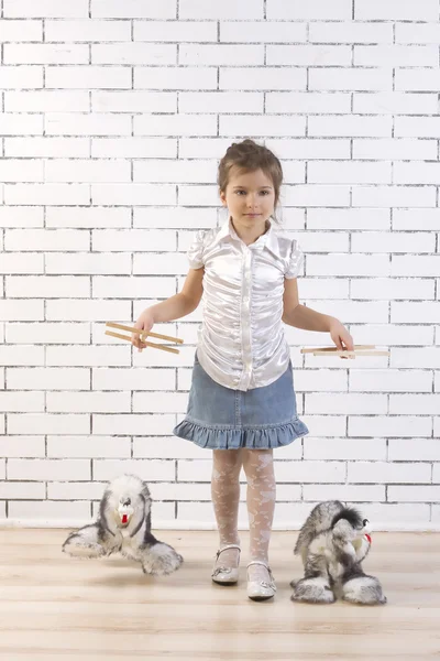 Dziewczyna spaceruje z psem-zabawką na smyczy — Zdjęcie stockowe