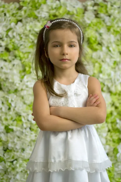 Portret van meisje op een achtergrond van groen — Stockfoto