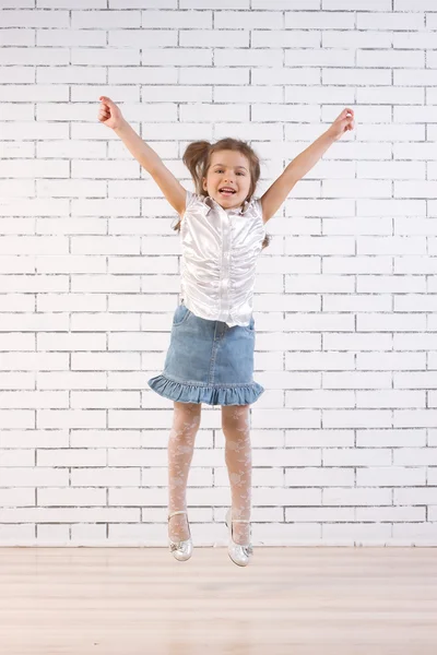 Bir atlama, küçük kız — Stok fotoğraf