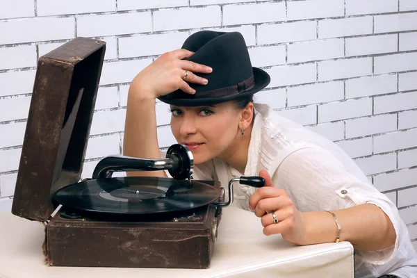 Porträt einer Frau mit Hut für das Grammophon — Stockfoto