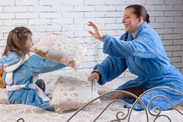 Mamá e hija golpean almohadas — Foto de Stock