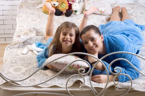 Maman et fille dans les mêmes robes se couchent — Photo