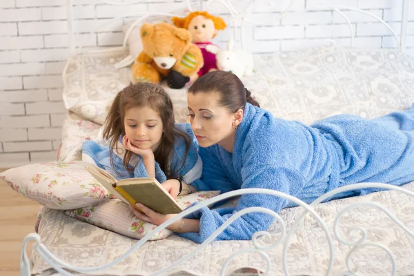 Mamma och dotter läsa en bok — Stockfoto