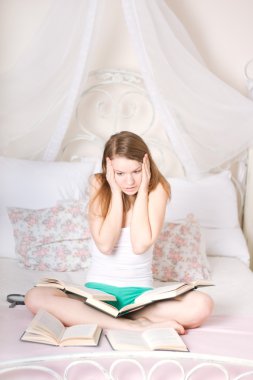 korkmuş kız yatakta kitap okuma