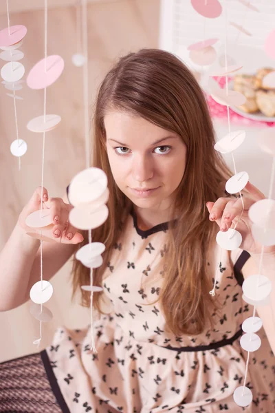 ピンクのドレスのエレガントなベッドルームでの女の子 — ストック写真