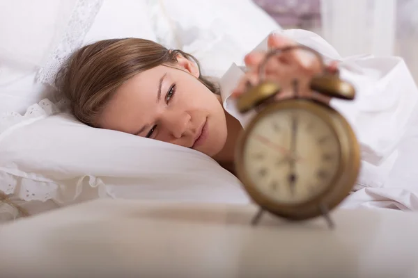 Mädchen schläft und schaltet den Wecker aus — Stockfoto