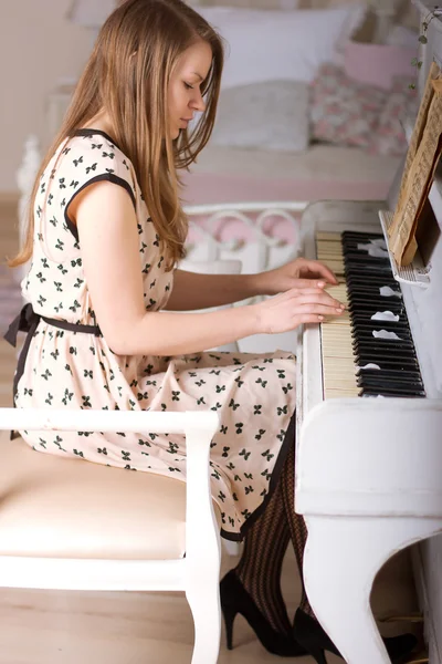 Chica con piano —  Fotos de Stock