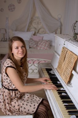 piyano çalan genç bir kadın