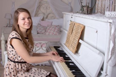 piyano çalan genç bir kadın