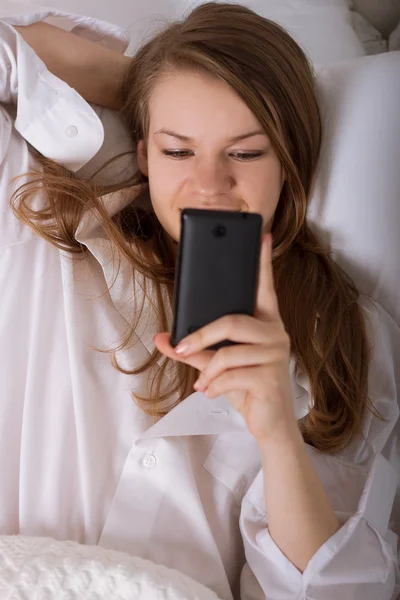 Жінка відправляє текст з мобільним телефоном — стокове фото