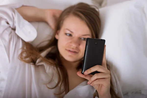 Žena odesílání textu s mobilním telefonem — Stock fotografie