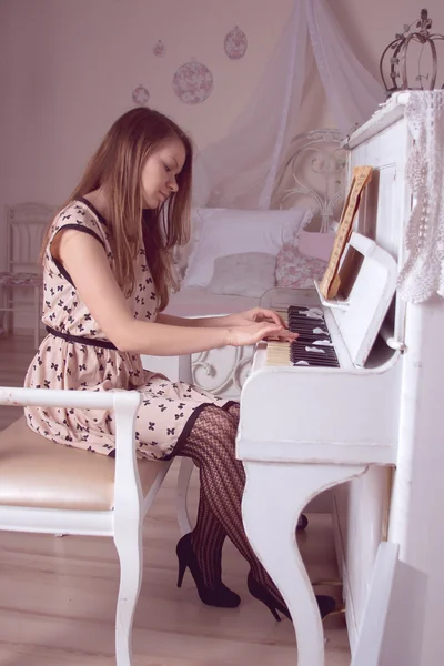 年轻女人弹钢琴 — 图库照片