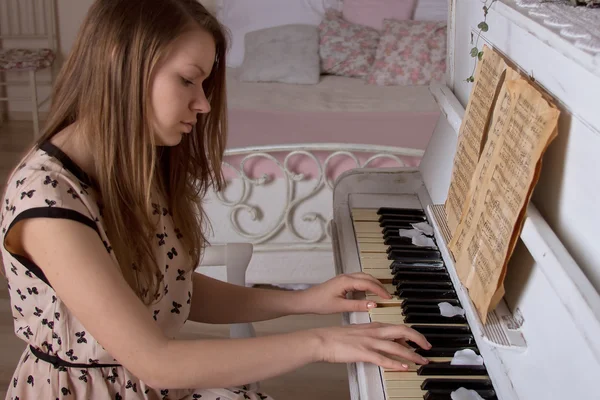 Mujer joven tocando el piano —  Fotos de Stock