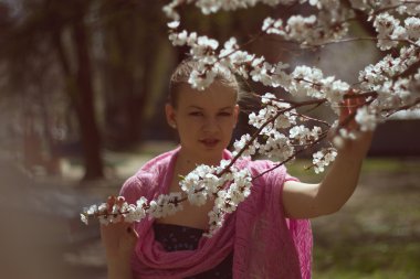 çiçekli ağaç kadınla