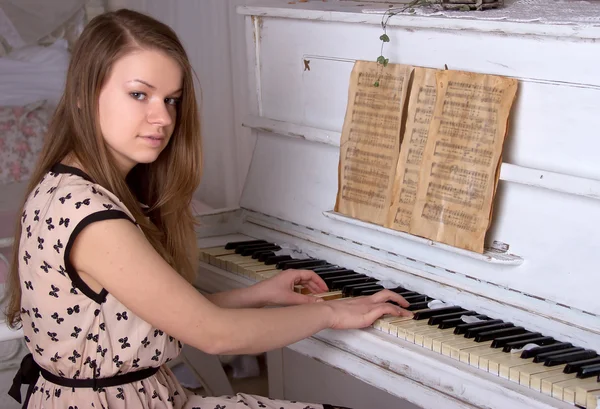 Jeune femme jouant du piano — Photo