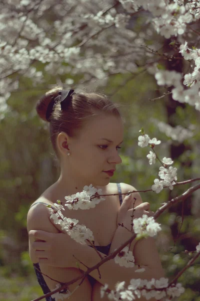 Femme avec arbre à fleurs — Photo